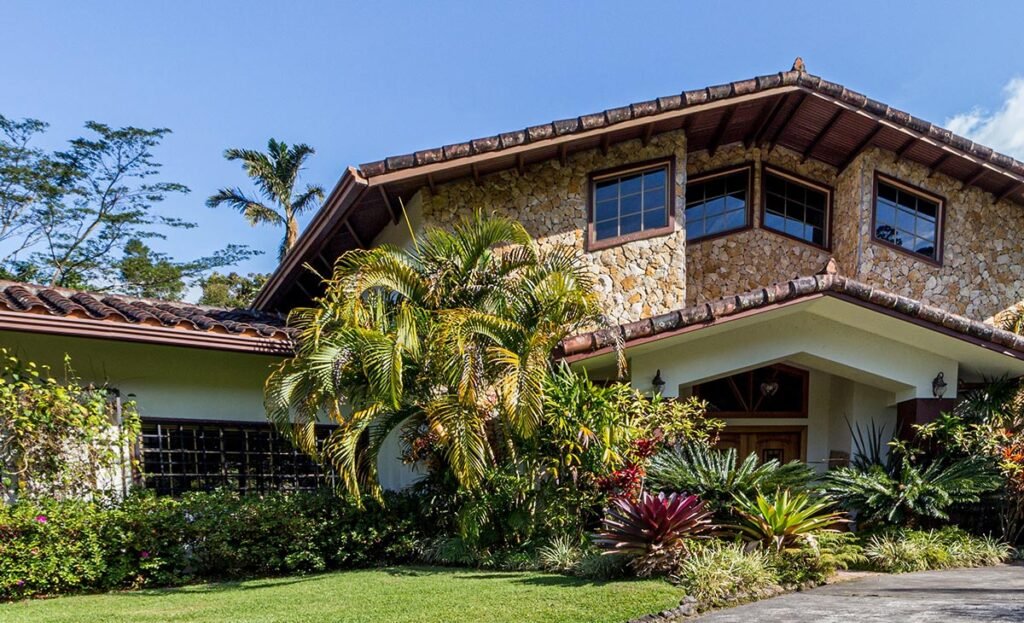 fotografia de fachada de vivienda por la tarde en Puebla