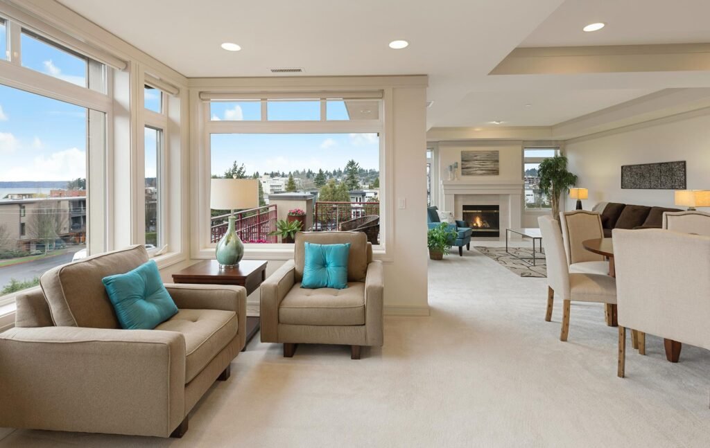 fotografia de sala y de fondo un una chimenea que da un estilo acogedor